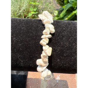 White Agate Chip & Nugget Stretch Bracelet -- 7.25"